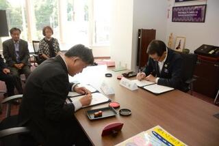 災害時における被災者等相談の実施に関する協定調印式【本庁舎 応接室】