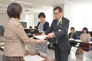 甲州市母子相談員委嘱式【市役所本庁舎 第１会議室】