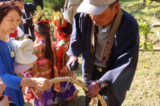 hujikiri5 大善寺の総代が藤づるを切り分けて、観客に渡しています