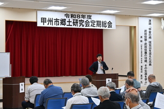 講師が武田信玄の兄弟である信繁と信廉について解説しています