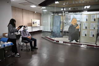 DSC_1536 ご来場のお客様がVRを体験している