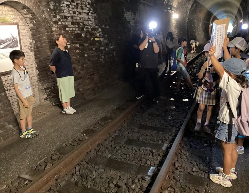 大日影トンネル内で行った活動の様子