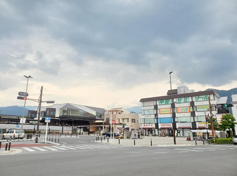 塩山駅南口ロータリーと建物の画像

