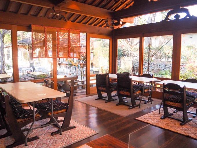 一休庵店舗内観 靴を脱いで上がる板座敷の客席画像