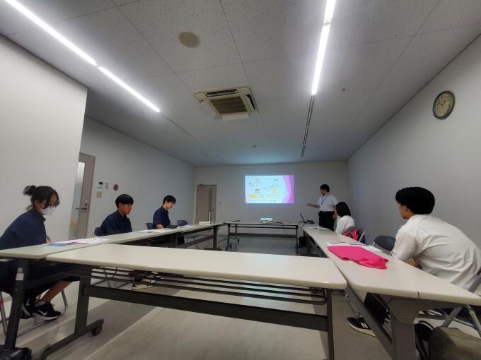 市職員からふるさと納税事務について説明を受ける高校生たちの画像