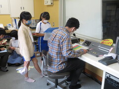 昼の放送DJ